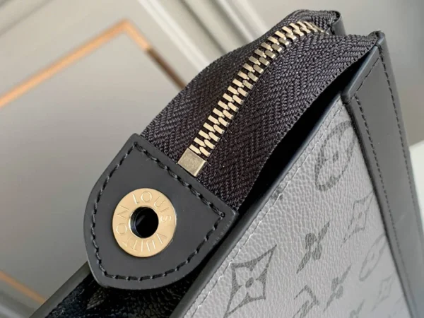 LV Size: 27 x 21 x 6 cm - Image 9