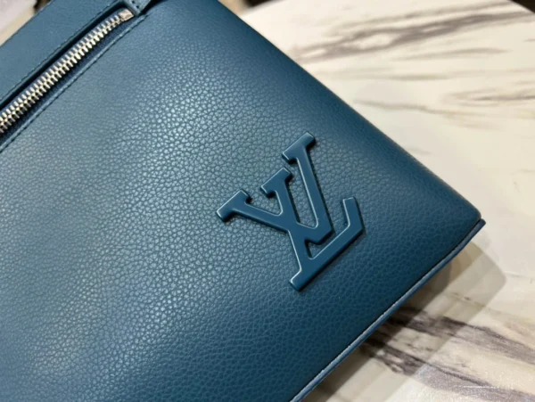 LV Size:30 x 22 x 5 cm - Image 6