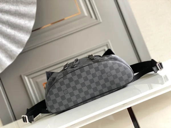 LV Size: 41 x 48 x 13 cm - Image 9