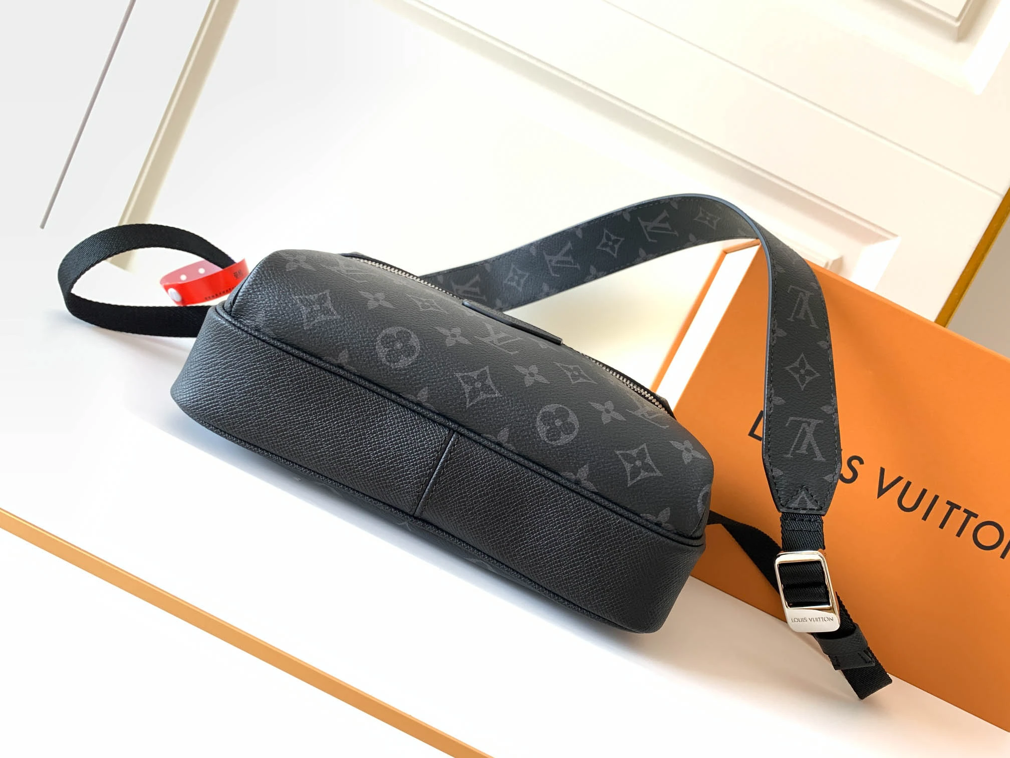 LV Model: M30233 Size:29.5x20x5cm - Image 9