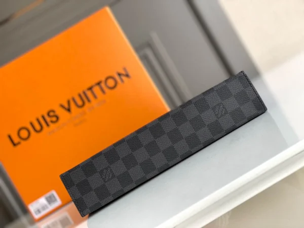LV Size: 27 x 21 x 6 cm - Image 7