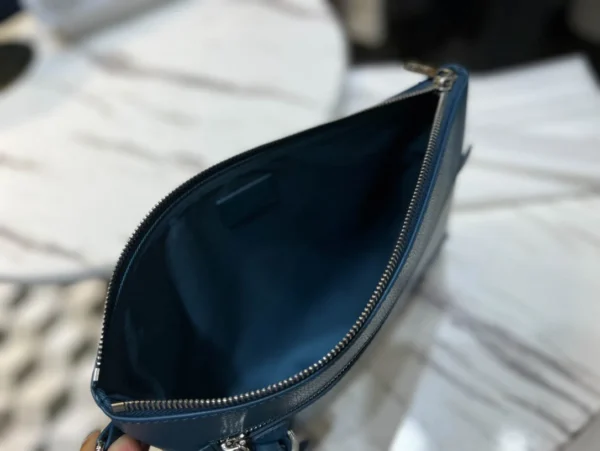 LV Size:30 x 22 x 5 cm - Image 4