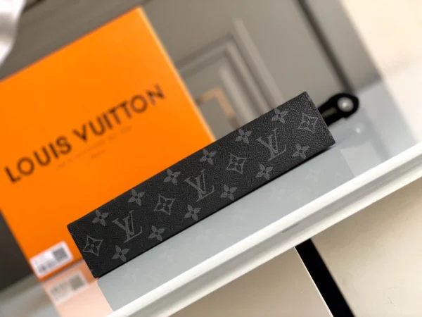 LV Size: 27 x 21 x 6 cm - Image 7
