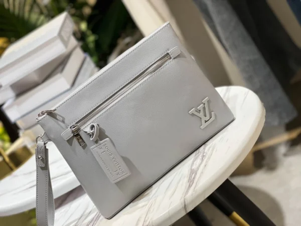 LV Size:30 x 22 x 5 cm - Image 8