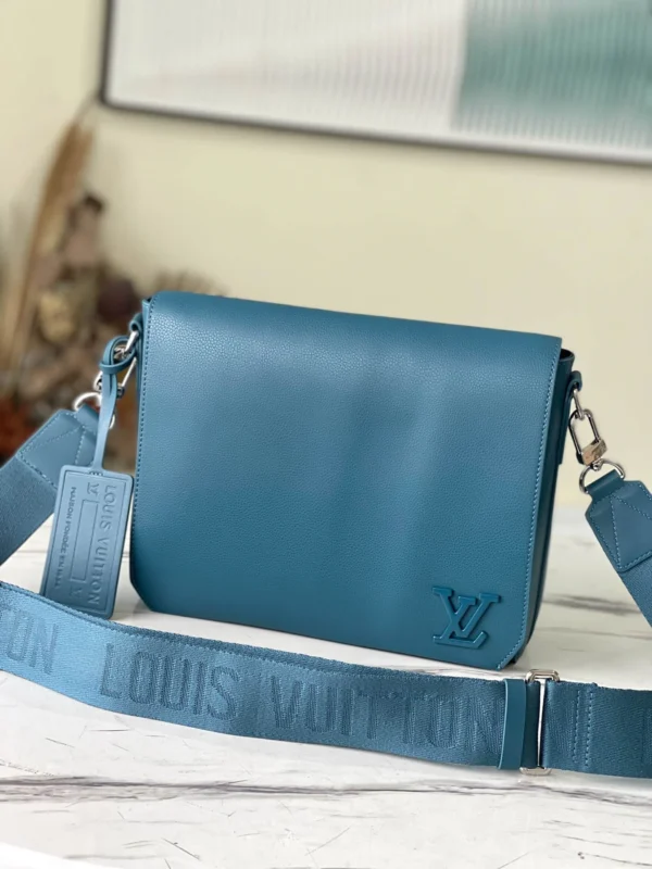 LV Size: 28 x 24 x 10 cm