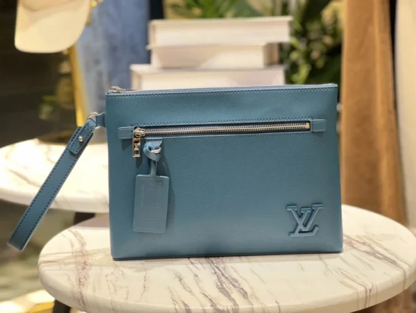 LV Size:30 x 22 x 5 cm