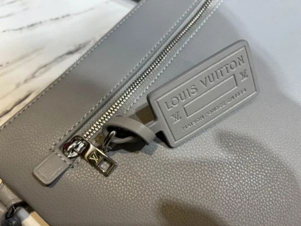 LV Size:30 x 22 x 5 cm - Image 7