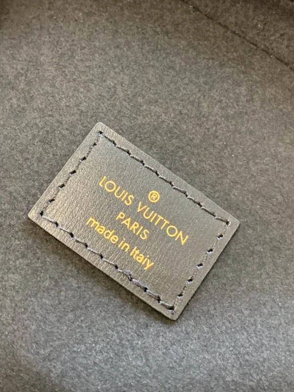 LV Model: M45165 Size:19*13*11cm - Image 6