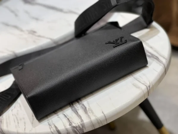 LV Size:28 x 21 x 6 cm - Image 4