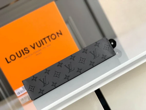 LV Size: 27 x 21 x 6 cm - Image 5