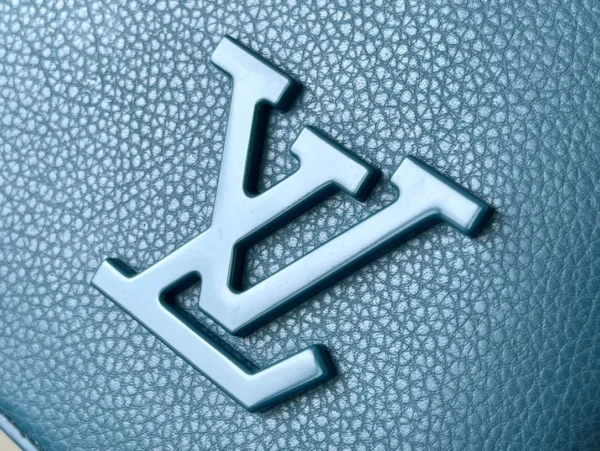 LV Size: 30 x 22 x 5 cm - Image 5