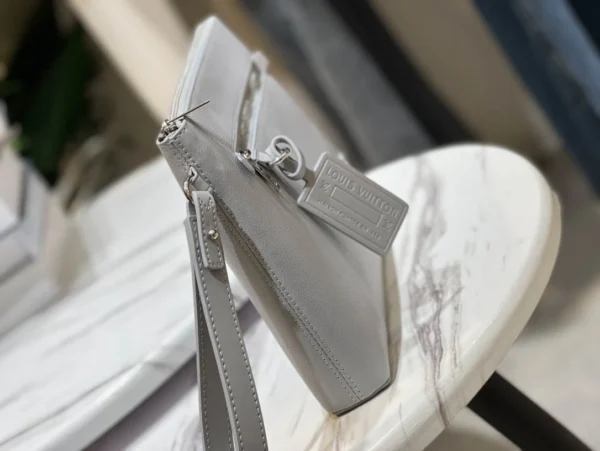 LV Size:30 x 22 x 5 cm - Image 6