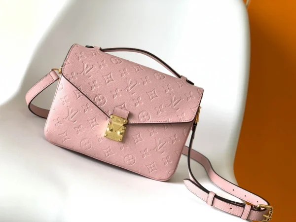 LV Size: 25 x 19 x 7 cm