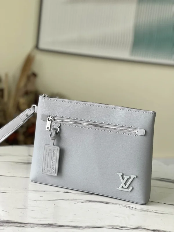LV Size: 30 x 22 x 5 cm