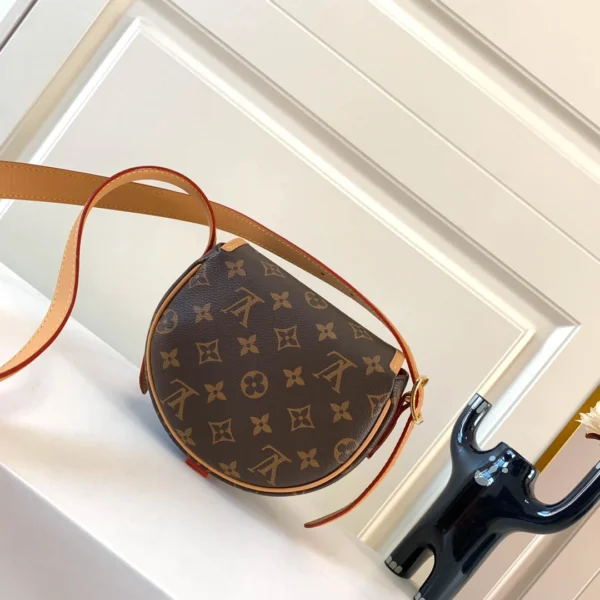 LV Model: M44860 Size 18*15*8cm - Image 5