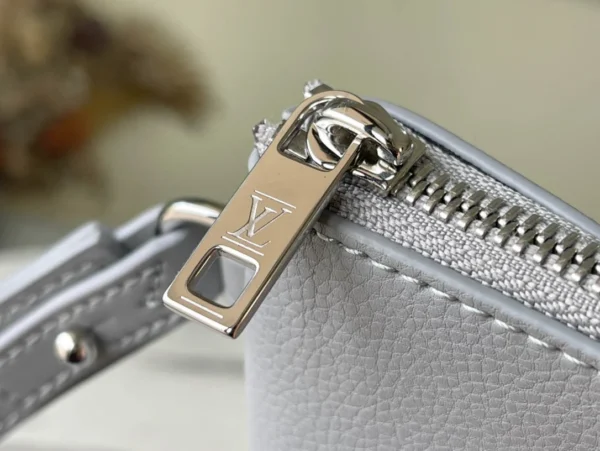 LV Size: 30 x 22 x 5 cm - Image 4