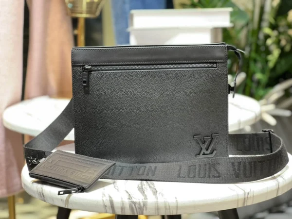 LV Size:28 x 21 x 6 cm