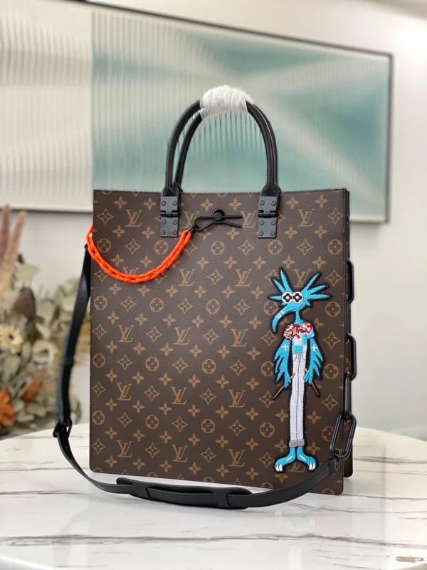 LV Size: 36 x 36 x 9 cm