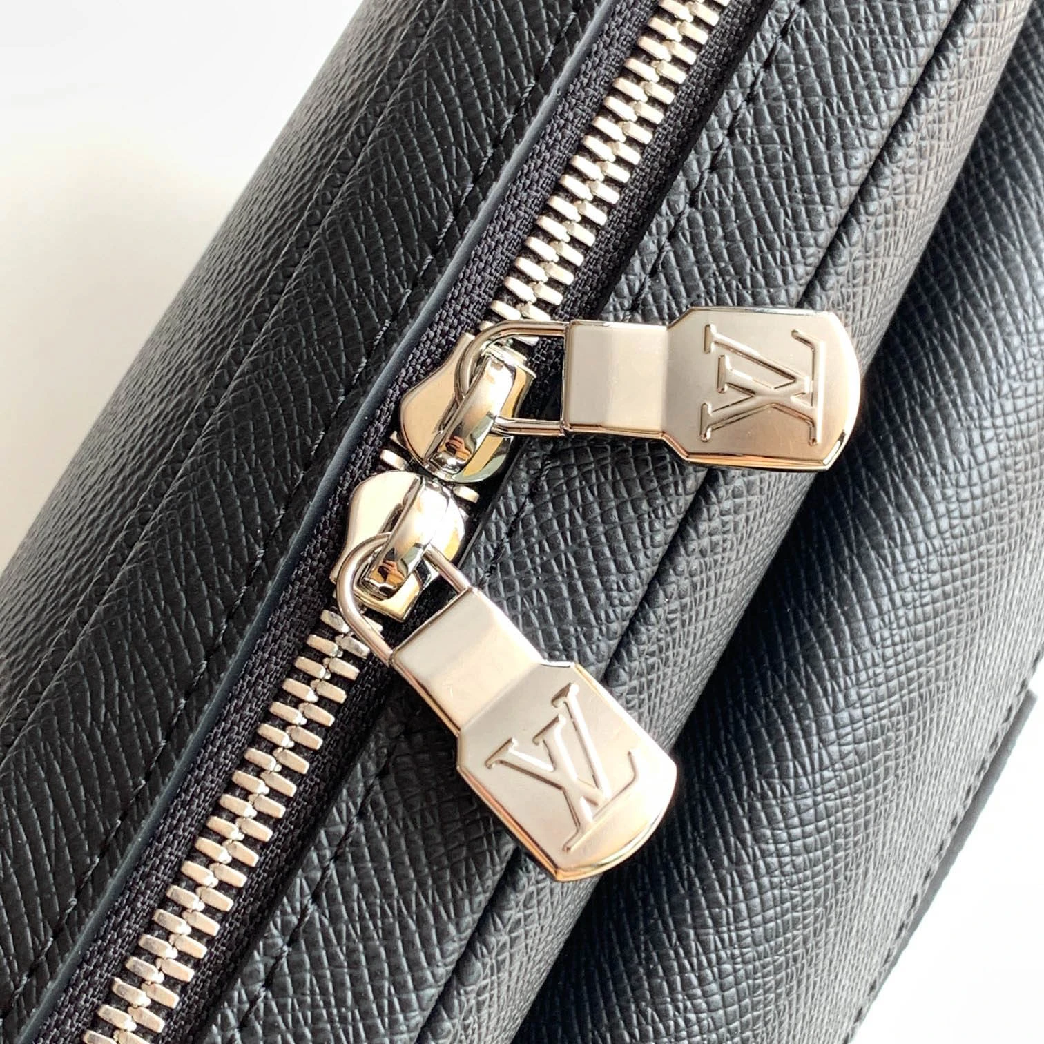 LV Model: M30233 Size:29.5x20x5cm - Image 4