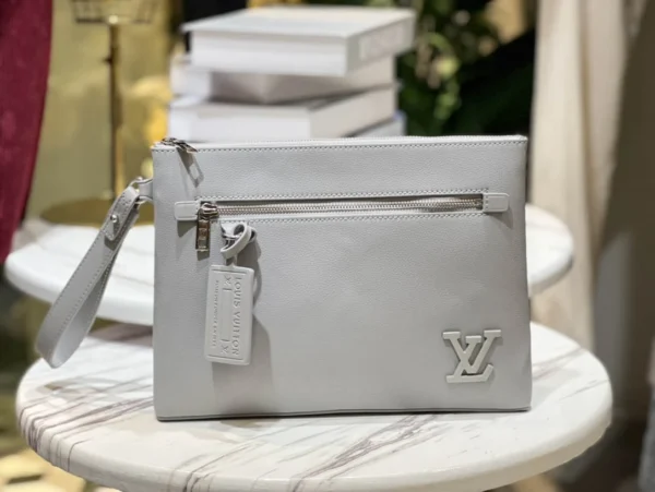 LV Size:30 x 22 x 5 cm