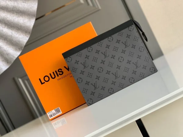 LV Size: 27 x 21 x 6 cm