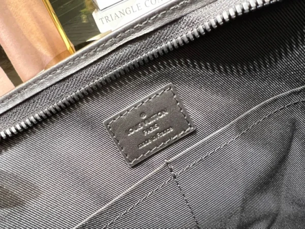 LV Size:28 x 21 x 6 cm - Image 3