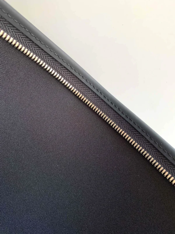 LV Size: 27 x 21 x 6 cm - Image 4