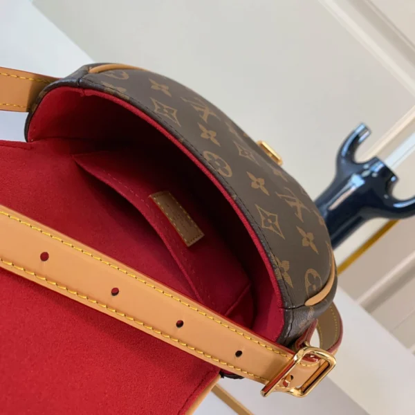 LV Model: M44860 Size 18*15*8cm - Image 2