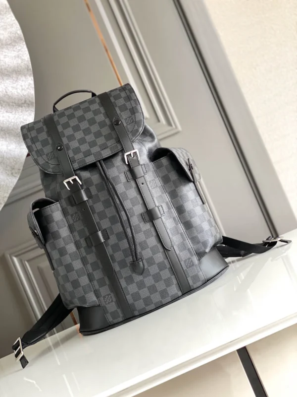 LV Size: 41 x 48 x 13 cm