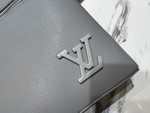 LV Size:30 x 22 x 5 cm - Image 3