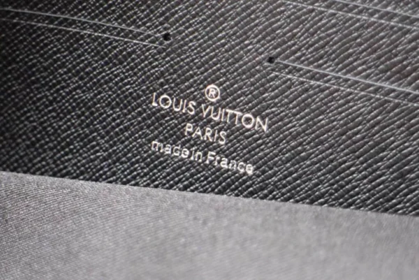 LV Size: 27 x 21 x 6 cm - Image 3