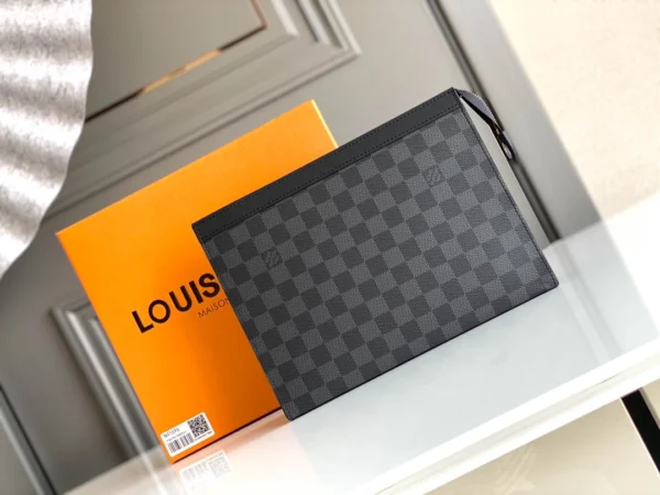 LV Size: 27 x 21 x 6 cm