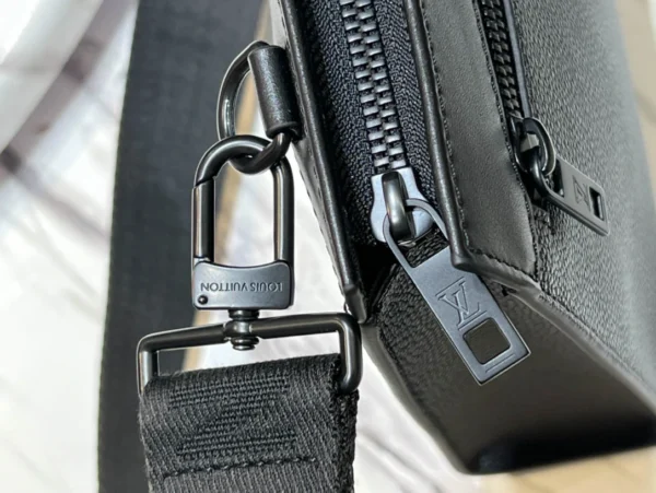 LV Size:28 x 21 x 6 cm - Image 2