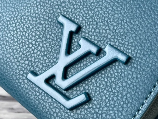 LV Size: 28 x 24 x 10 cm - Image 3