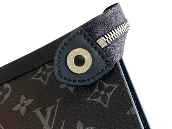 LV Size: 27 x 21 x 6 cm - Image 4