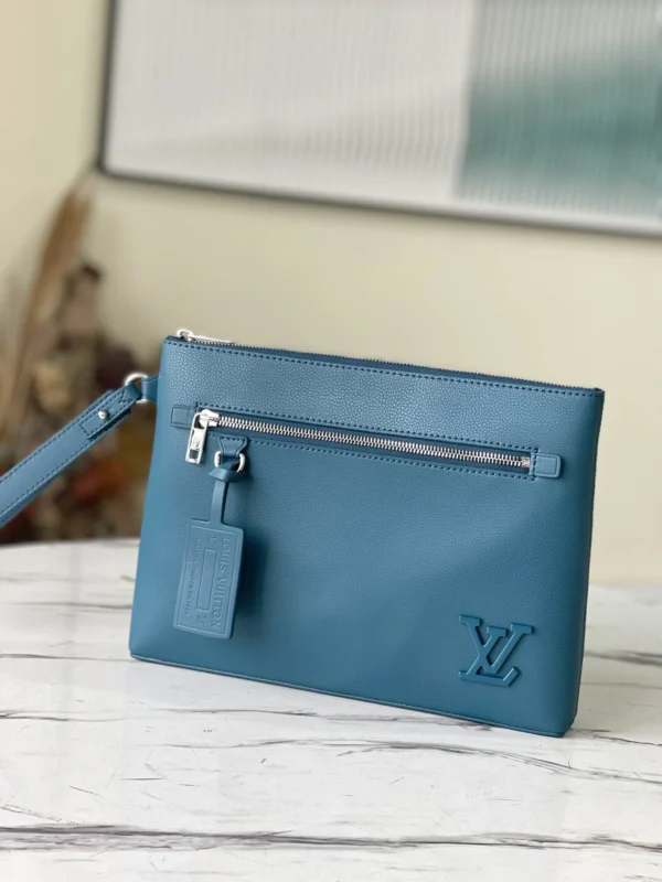 LV Size: 30 x 22 x 5 cm