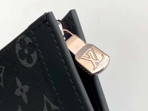 LV Size: 27 x 21 x 6 cm - Image 3